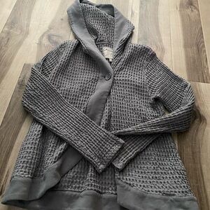 Chic Gray Women's Textured Cardigan